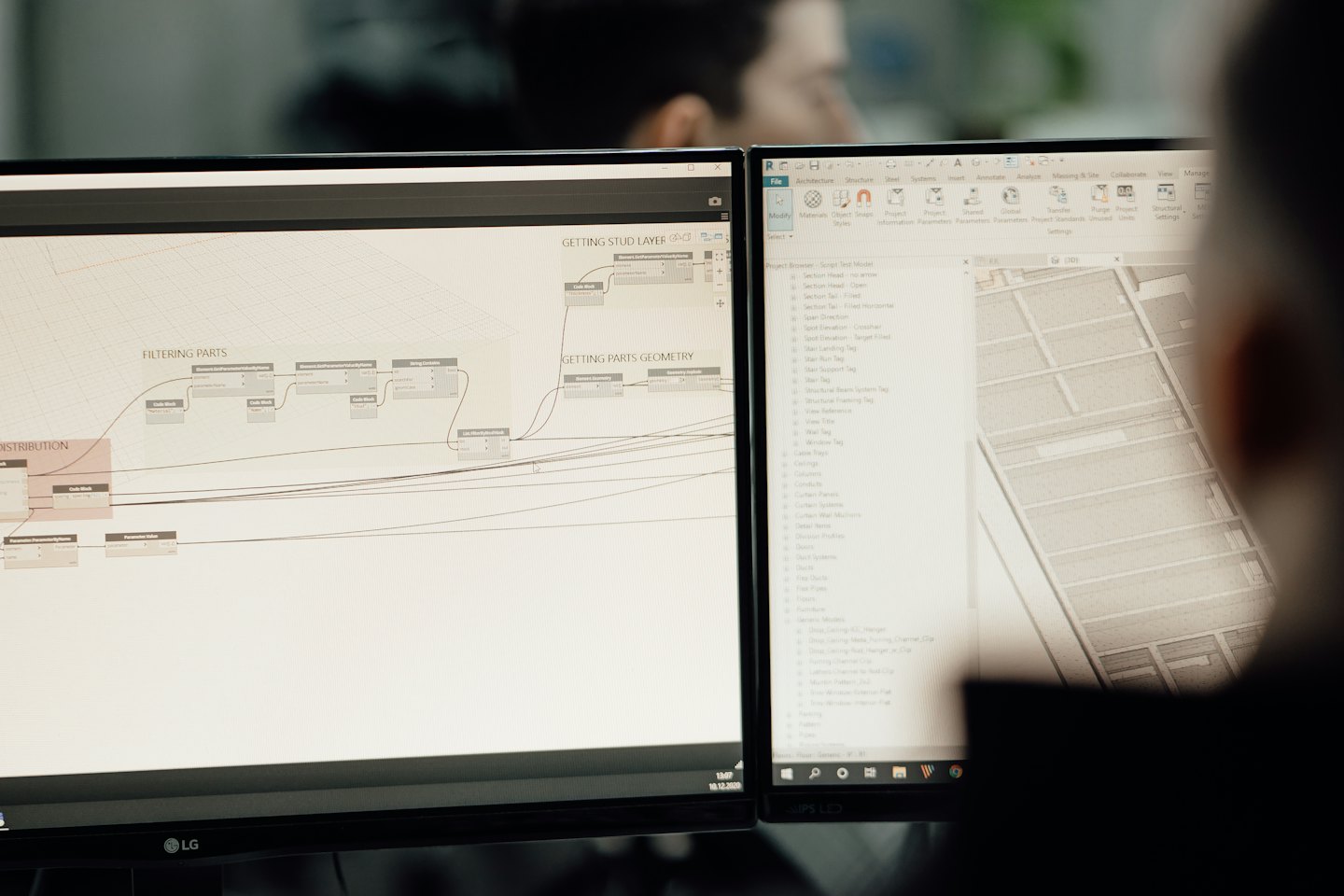 Deux écrans d'ordinateur affichant un logiciel d'architecture dans un bureau.